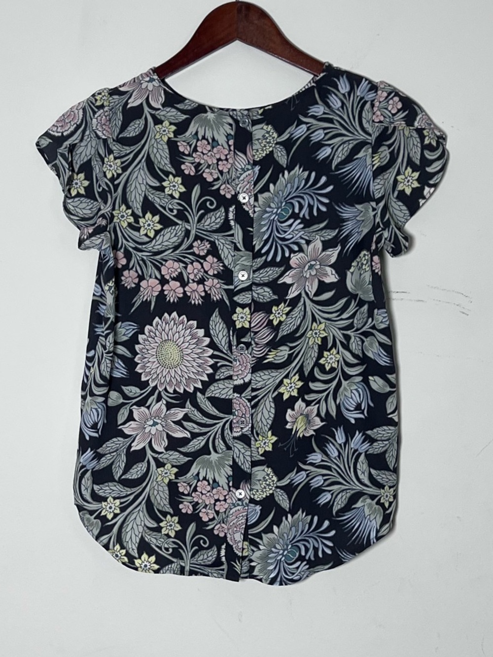 Loft Women’s Short Cap Sleeve Button Back Top Blouse Charcoal Gray Pink - Picture 2 of 5